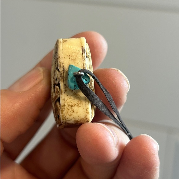 Artisan Carved Bone Pendant vintage Necklace - Picture 12 of 16